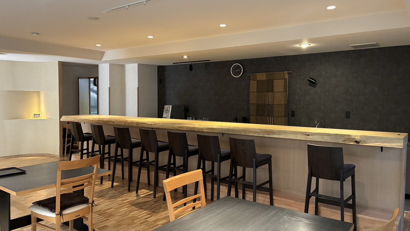 モダンに生まれ変わった静かな食事処。柔らかな光が灯るカウンターで、至福のお食事をゆったりと。