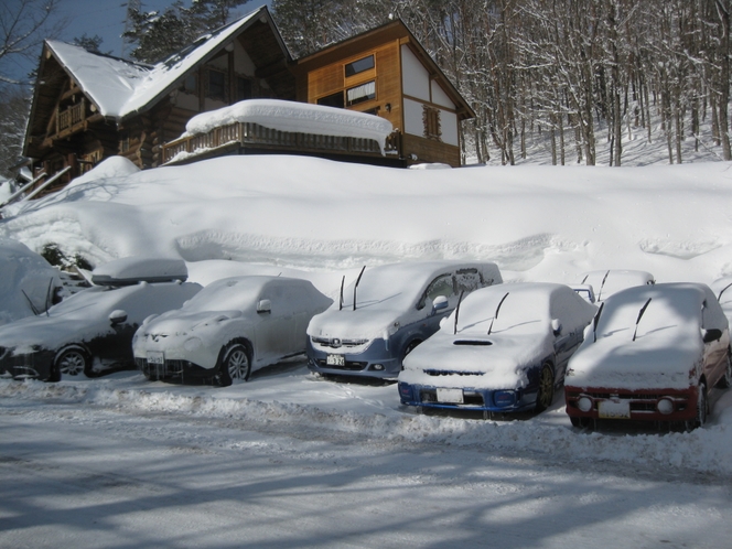 冬の駐車場イメージ