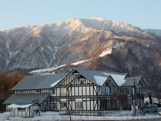 氷ノ山を背景にした冬のホワイトウイング外観