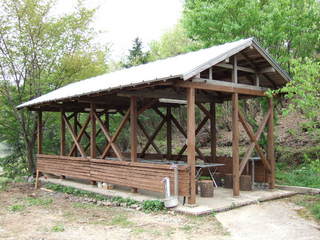 屋根付きで炭火焼きバーベキューが楽しめます