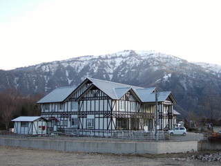 残雪の氷ノ山をバックにしたホワイトウイング