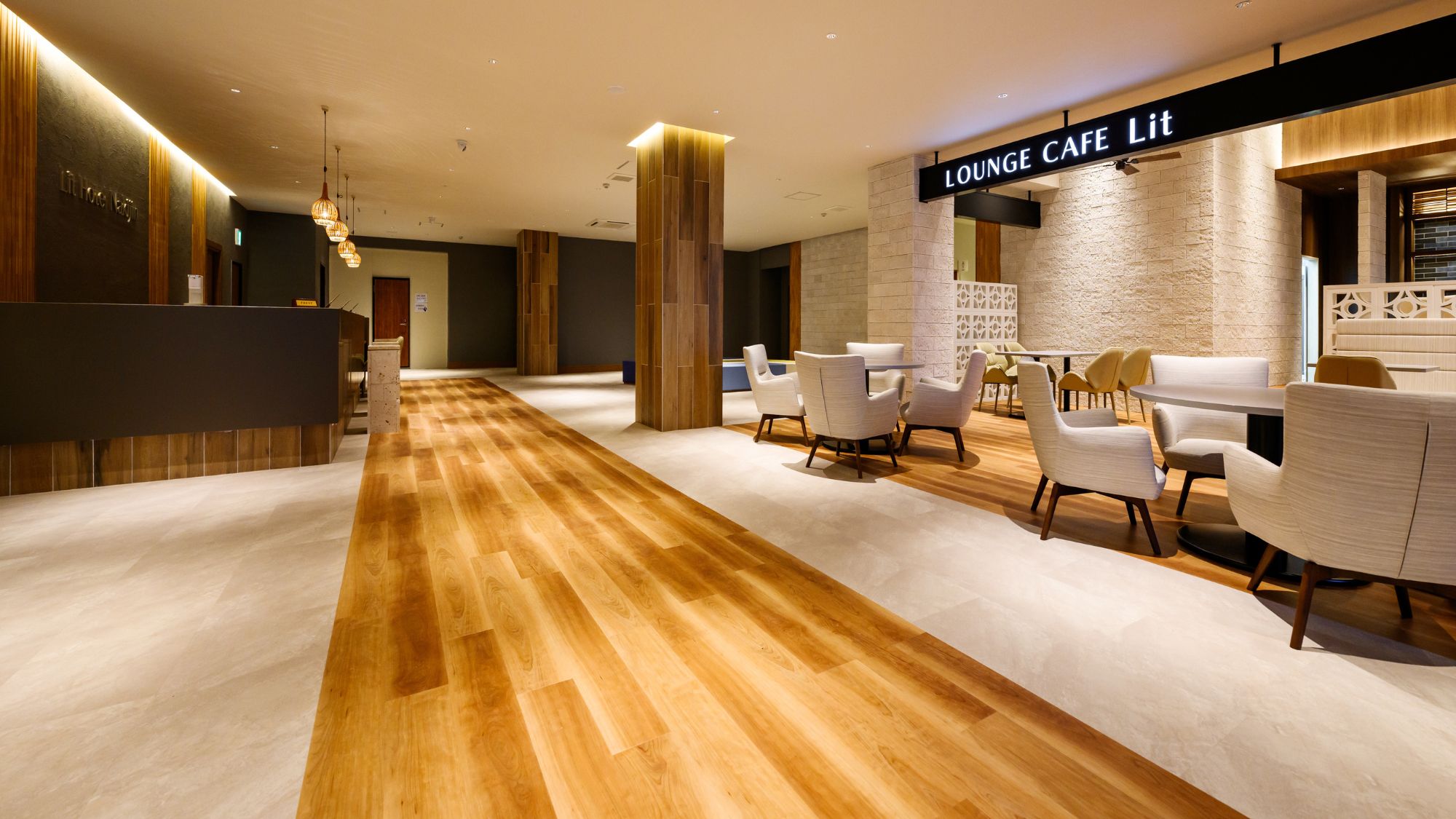 【フロント/ロビー】ロビー奥に広がるくつろぎの空間。チェックイン前後もゆったりお過ごしいただけます。