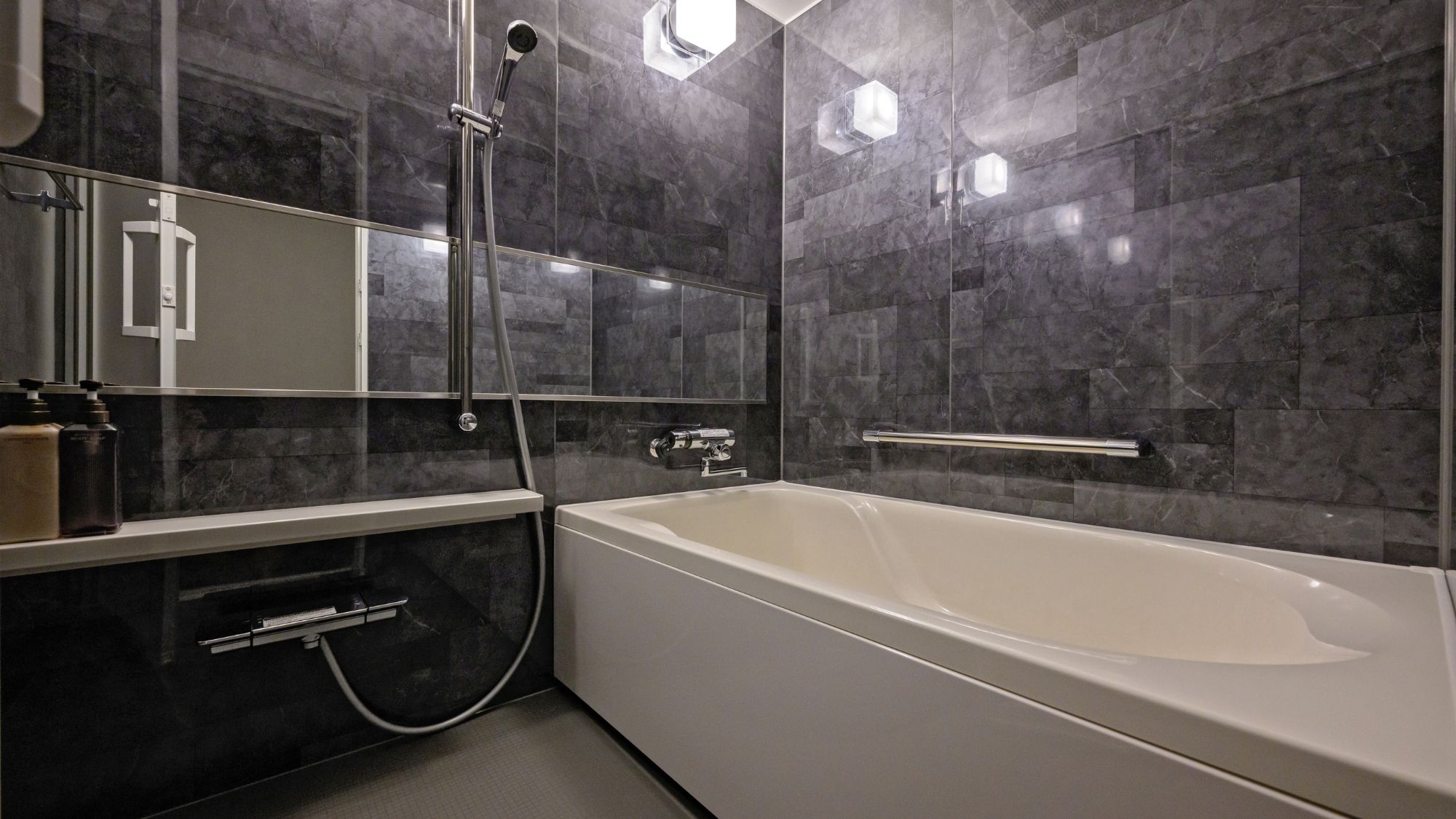  【スーペリアツインルーム42㎡/禁煙】清潔感ある浴室でリラックスバスタイム。 