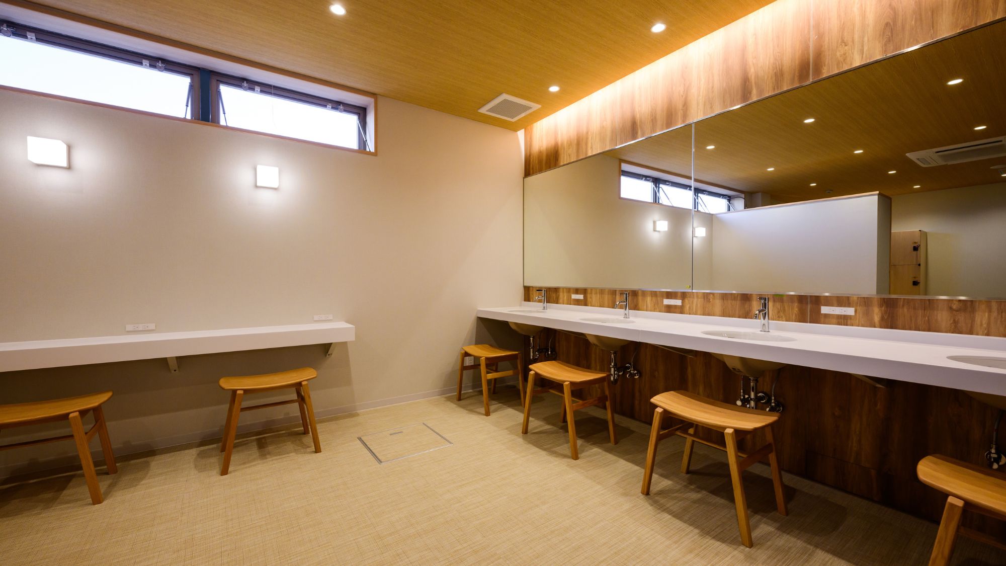 【大浴場】広々とした清潔なパウダールーム。椅子も多く、快適にご利用いただけます。