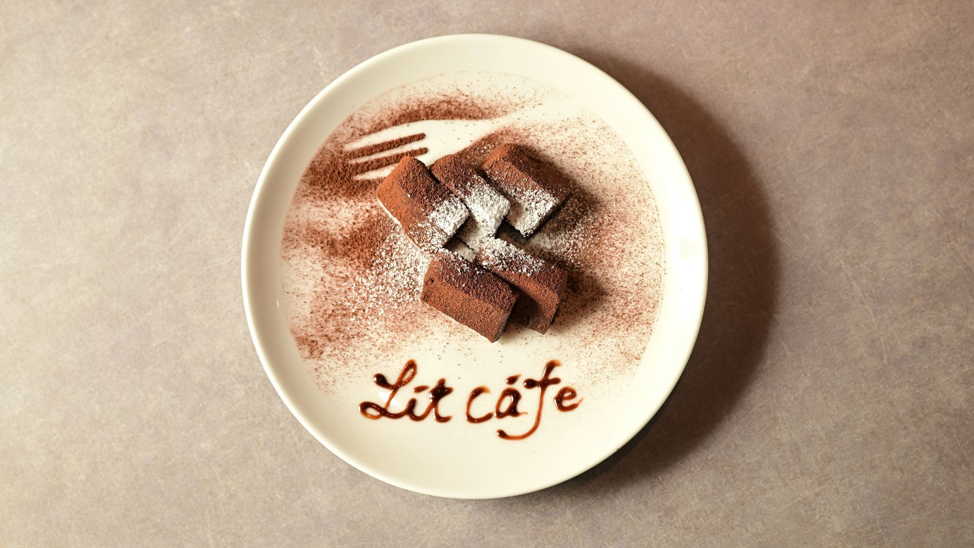 【ラウンジ/LOUNGE CAFE Lit】食後を彩るデザート。ロゴ入りアートが可愛い至福スイーツ。