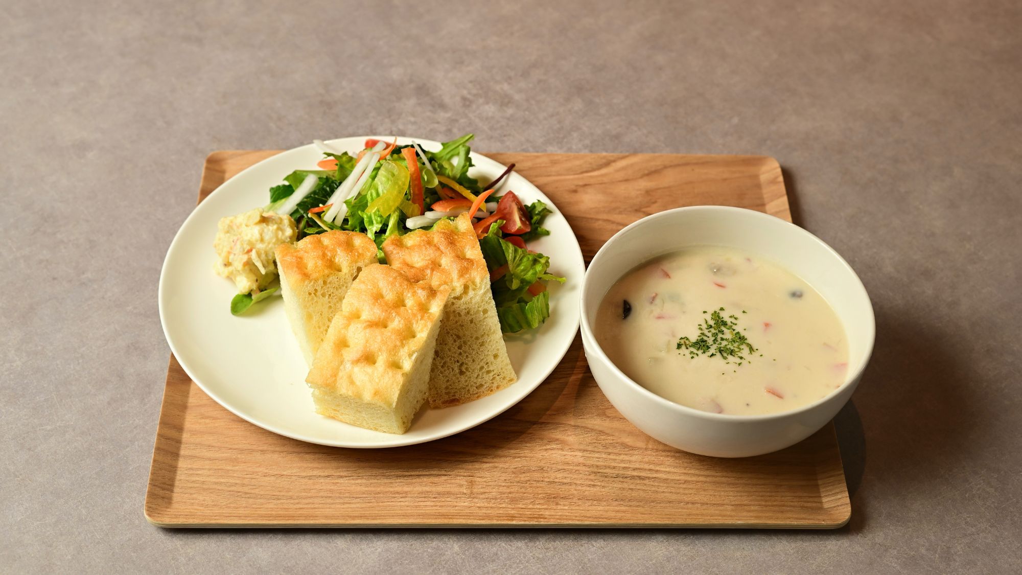 【ラウンジ/LOUNGE CAFE Lit】ふわふわフォカッチャと温かいスープ。軽めランチにぴったり
