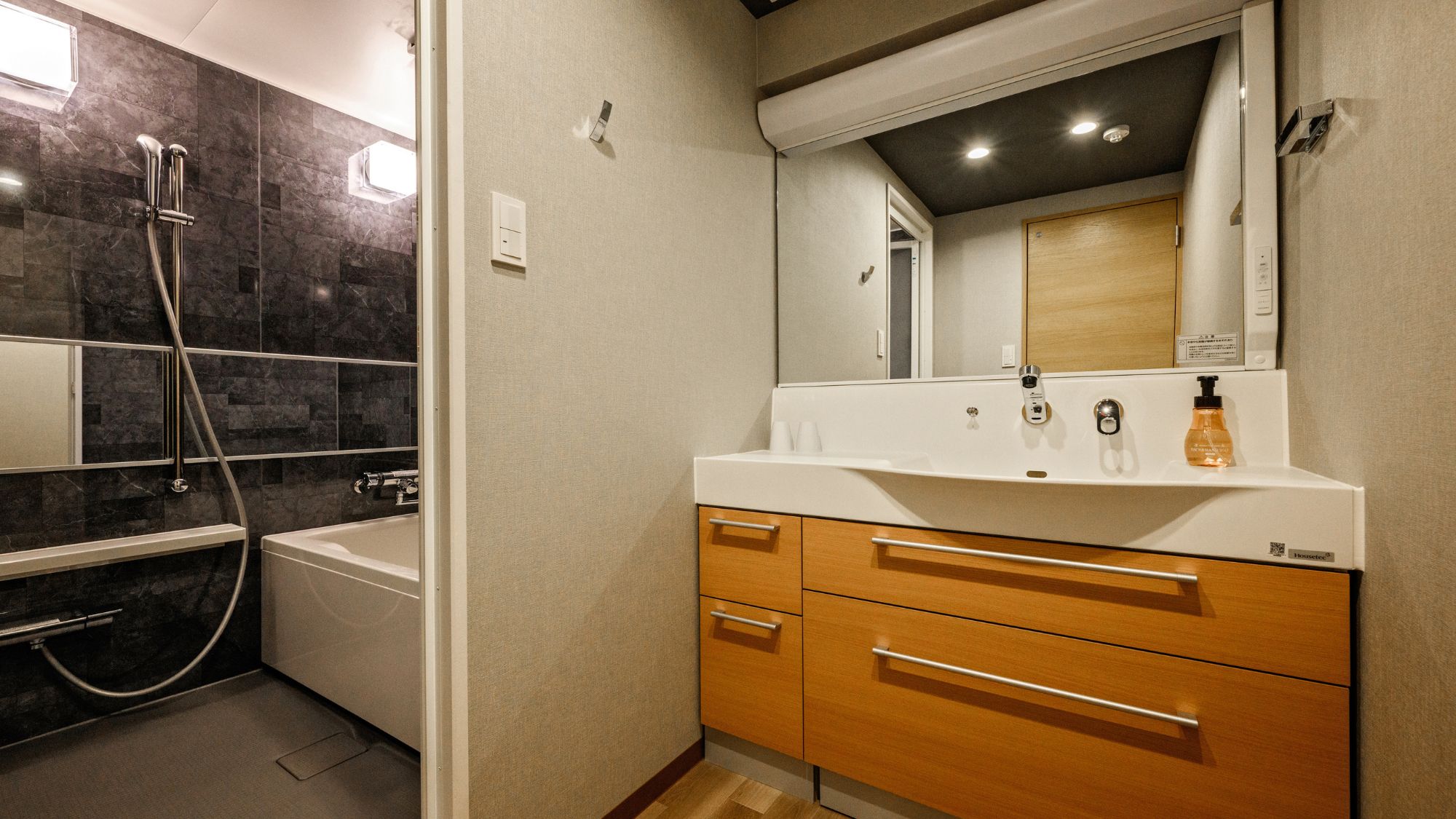  【ファミリールーム45㎡/禁煙】広々洗面台で家族の身支度もスムーズ。       