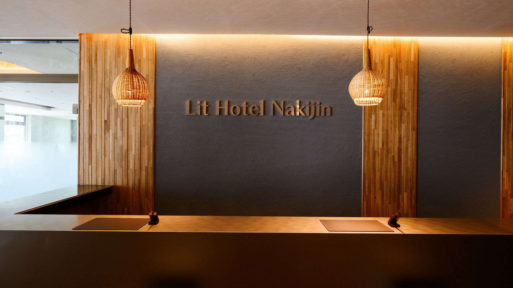 【フロント/ロビー】落ち着いた木目調のレセプション。旅の始まりと終わりを温かくお迎えします。