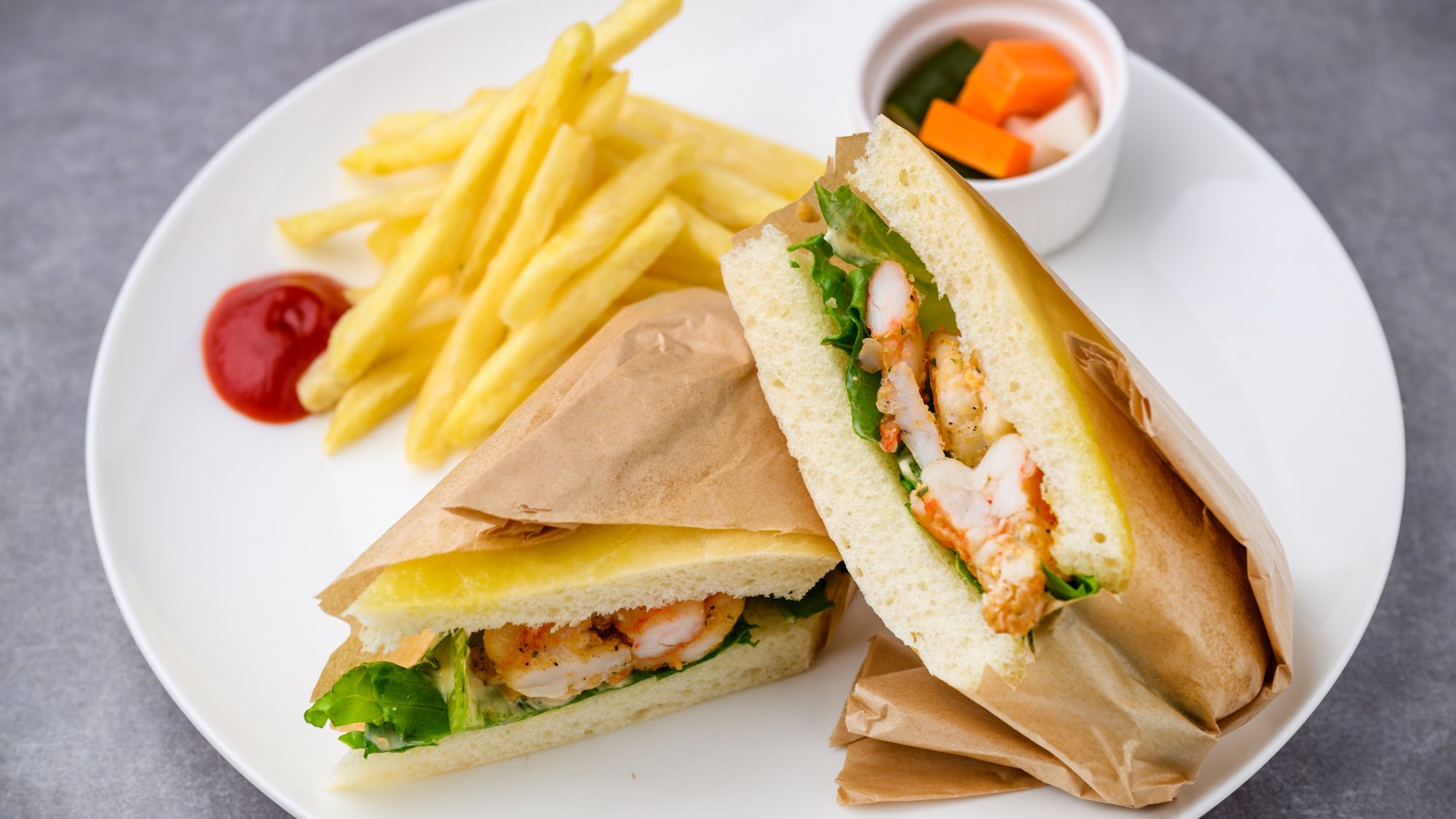 【ラウンジ/LOUNGE CAFE Lit】軽食にぴったりの彩り豊かなサンドイッチブランチ。