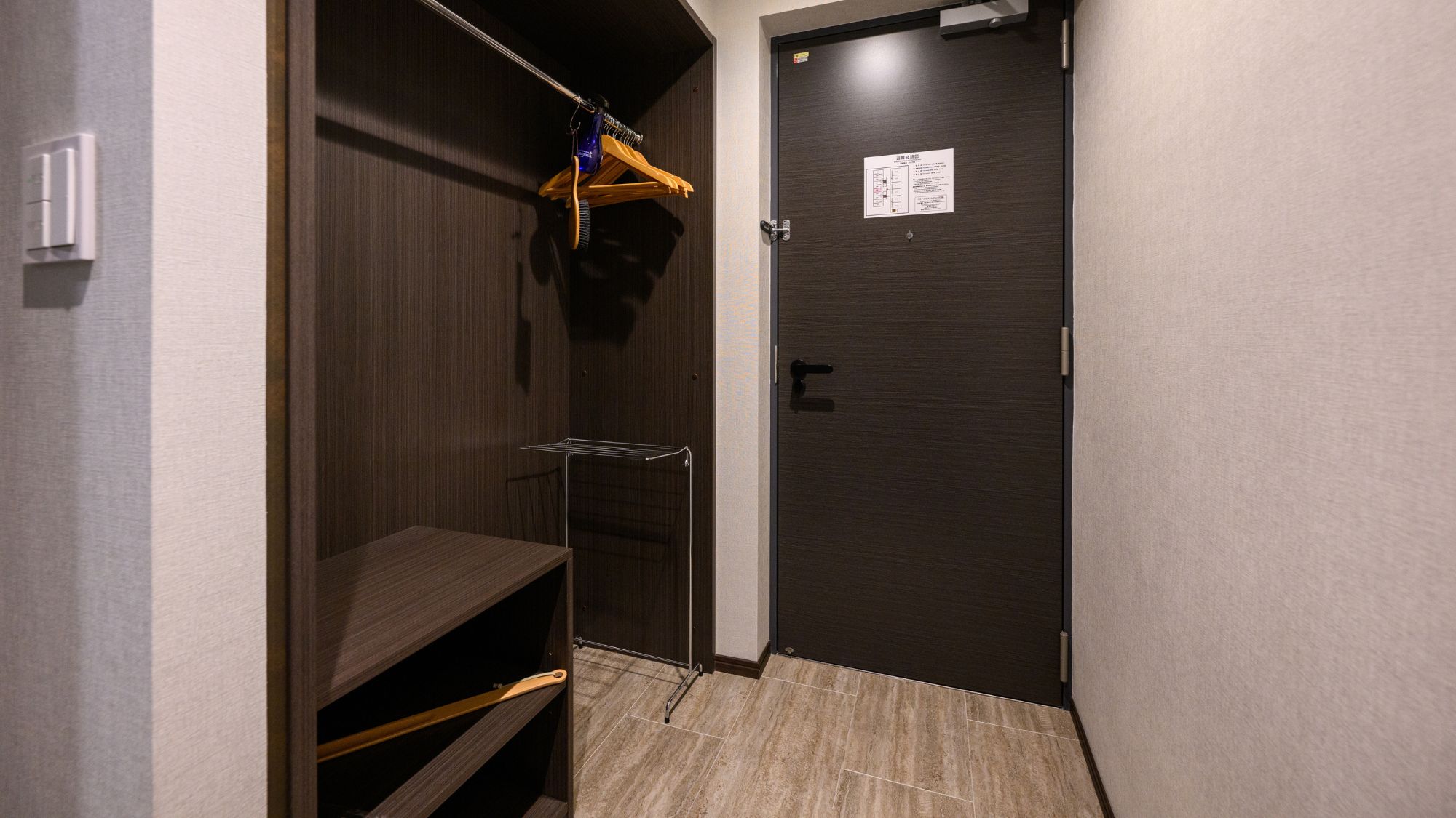  【スタンダードダブルルーム21㎡/禁煙】広めのクローゼットで長期滞在も安心。   