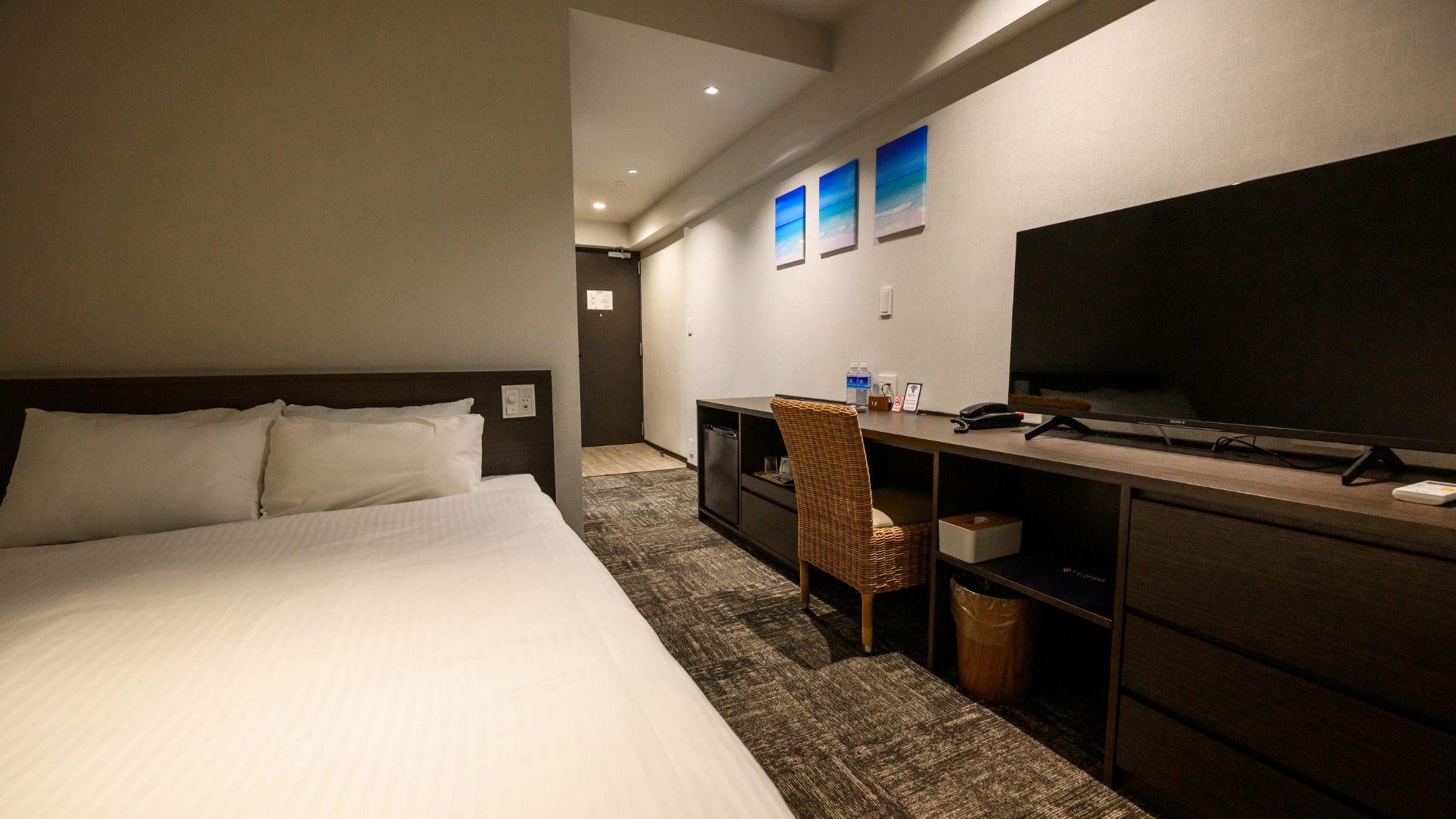  【スタンダードダブルルーム21㎡/禁煙】夜もゆったり寛げる落ち着いた照明。    