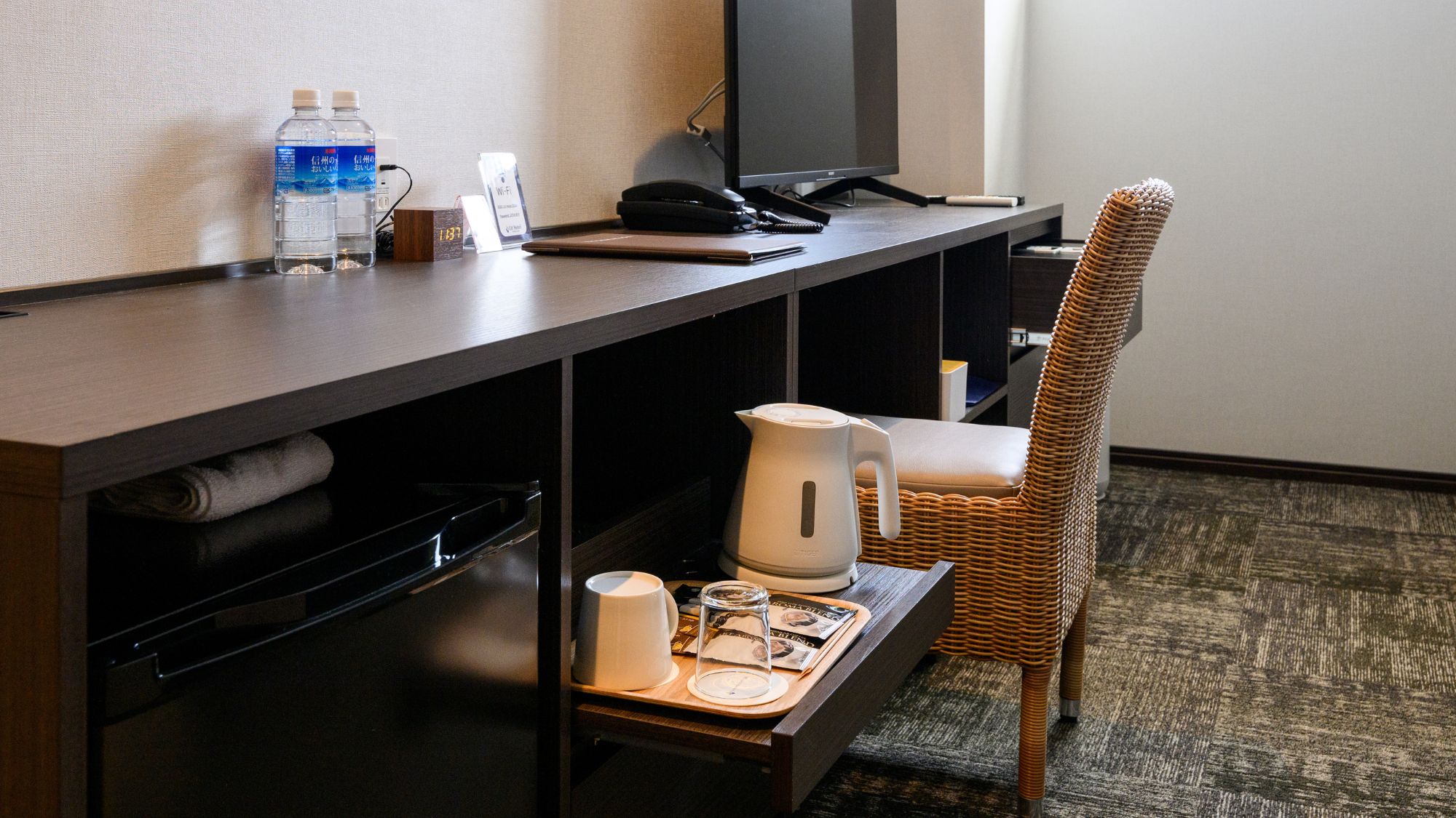  【スタンダードダブルルーム21㎡/禁煙】使い勝手の良いデスクで仕事も快適。    