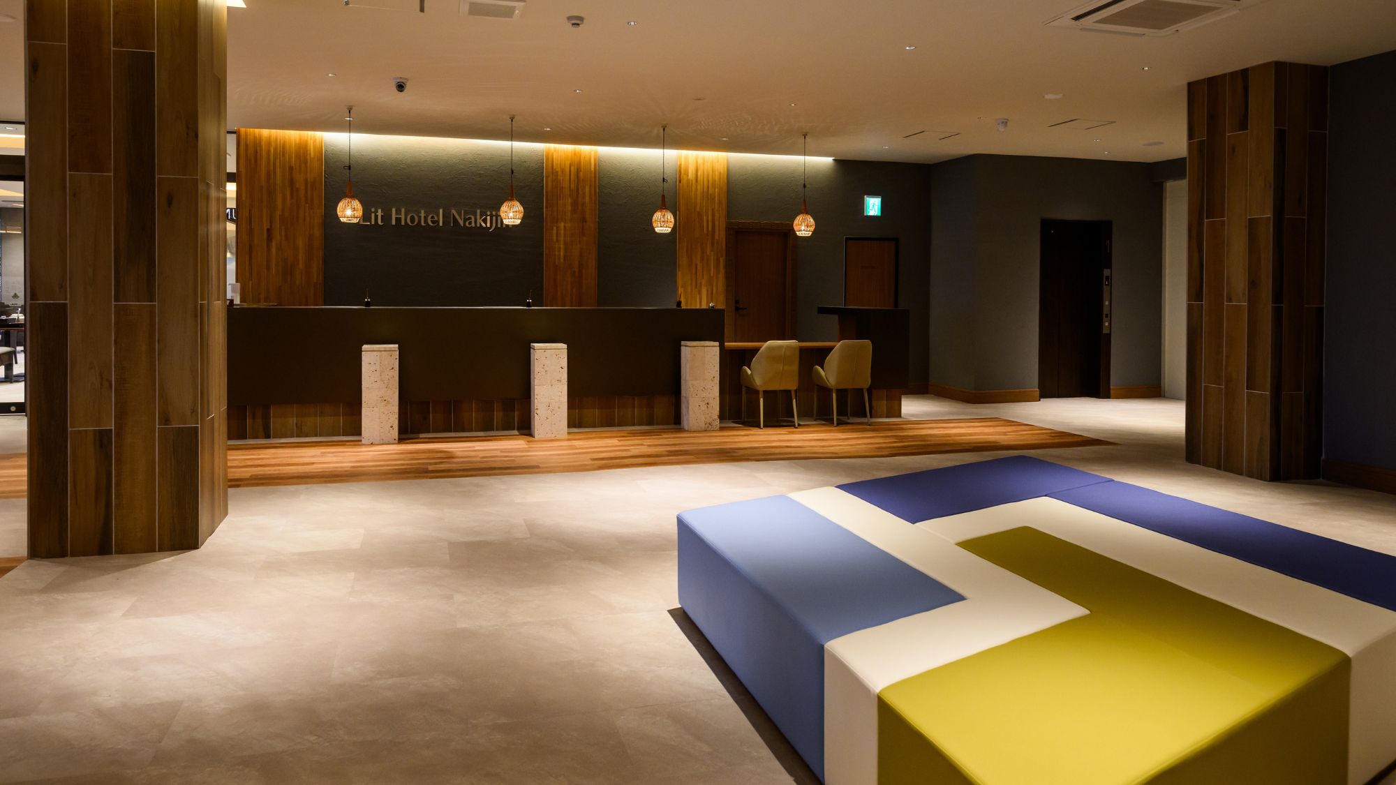 【フロント/ロビー】鮮やかな青のソファーがアクセント。ロビーで待ち合わせや休憩にご利用ください。