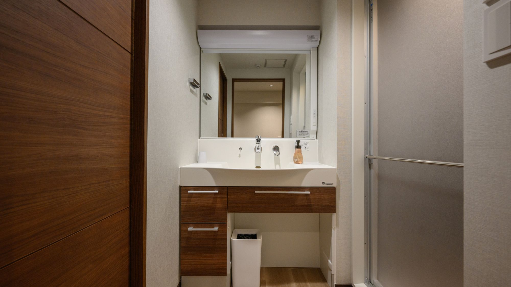  【スタンダードダブルルーム21㎡/禁煙】清潔な洗面台で朝の準備もスムーズに。   