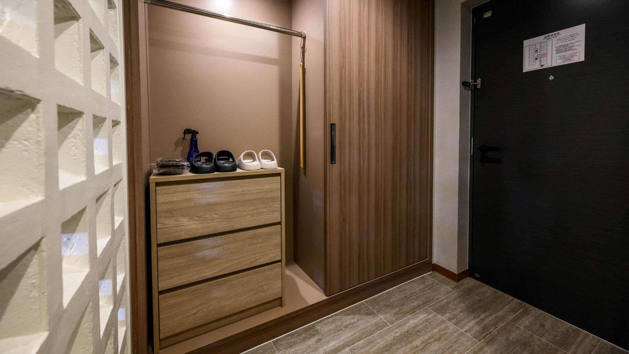  【ファミリールーム45㎡/禁煙】使いやすい玄関収納で滞在がより快適に。      