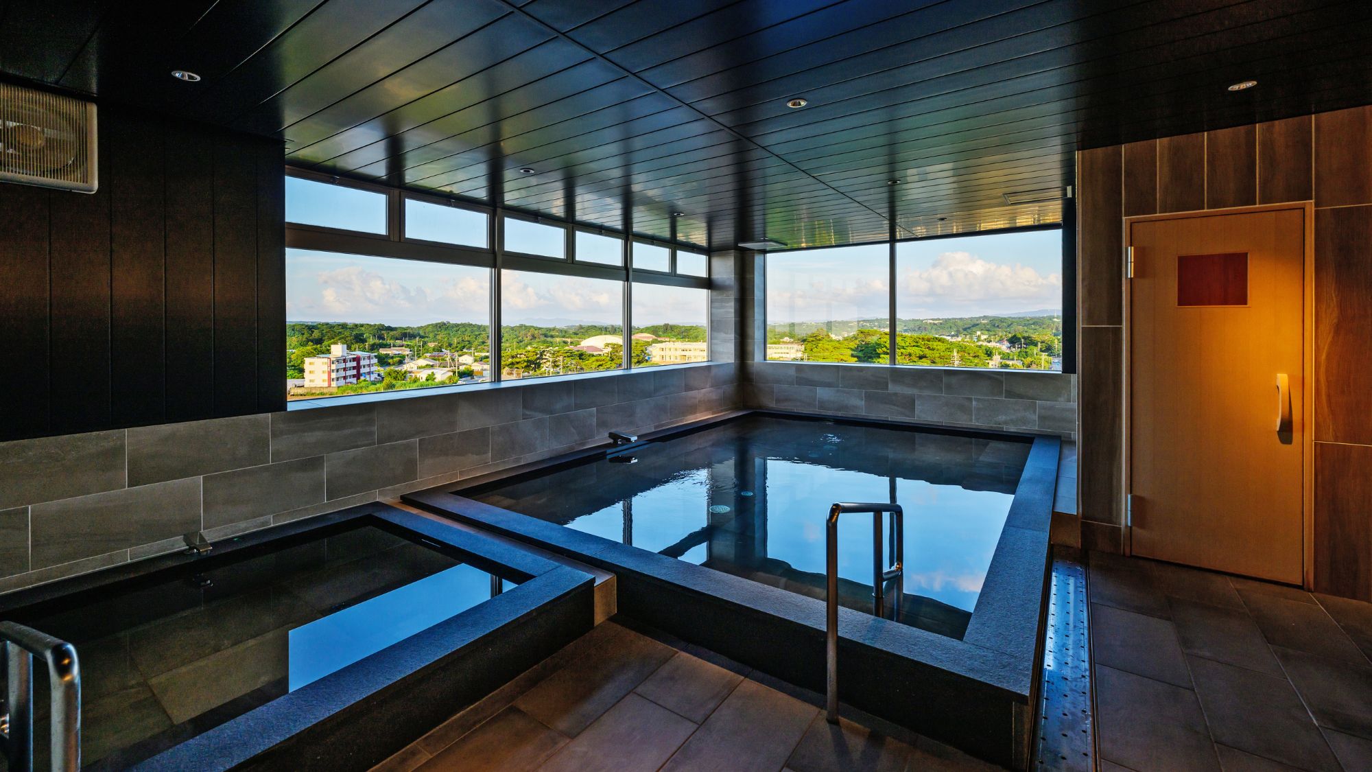 【大浴場】明るく清潔感あふれる空間。絶景を眺めながらゆったりとお湯に浸かれます。