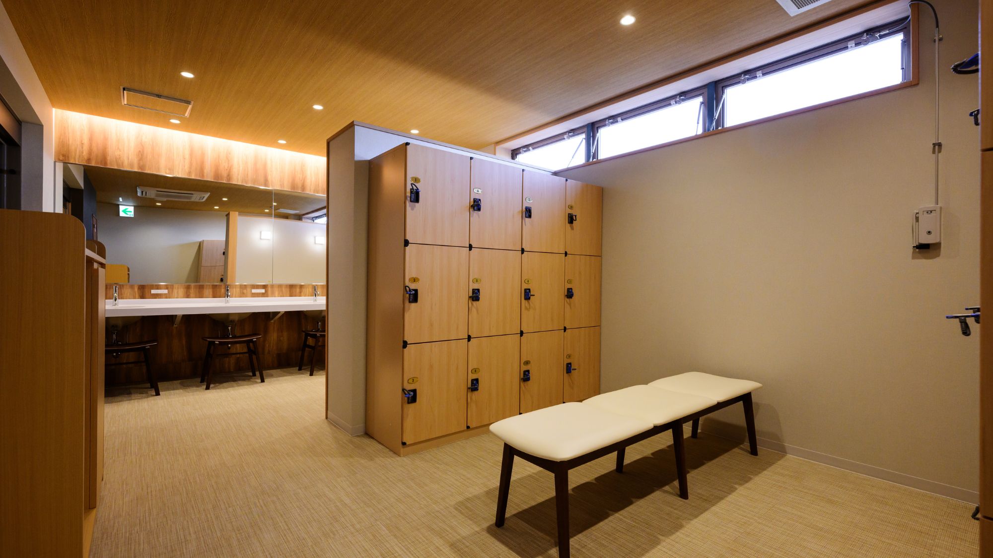 【大浴場】鍵付きロッカーと着替えベンチを完備。セキュリティも万全で安心です。