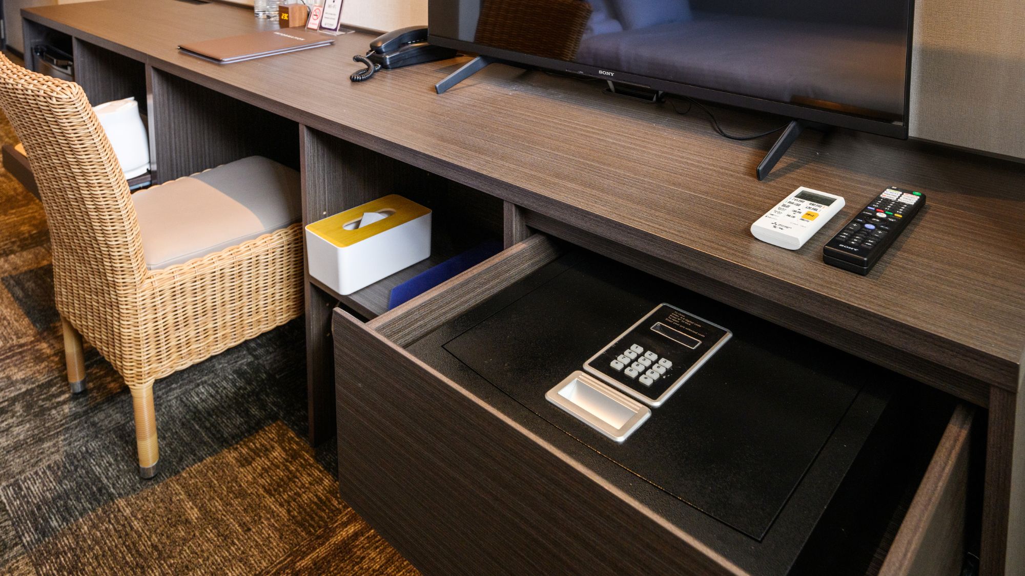  【スタンダードダブルルーム21㎡/禁煙】デスクでビジネス利用にも最適。    