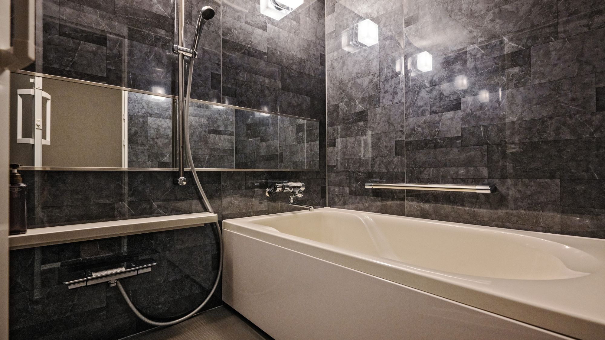 【デラックスツインルーム50㎡/禁煙】 落ち着いた浴室で上質なリラックス時間。 