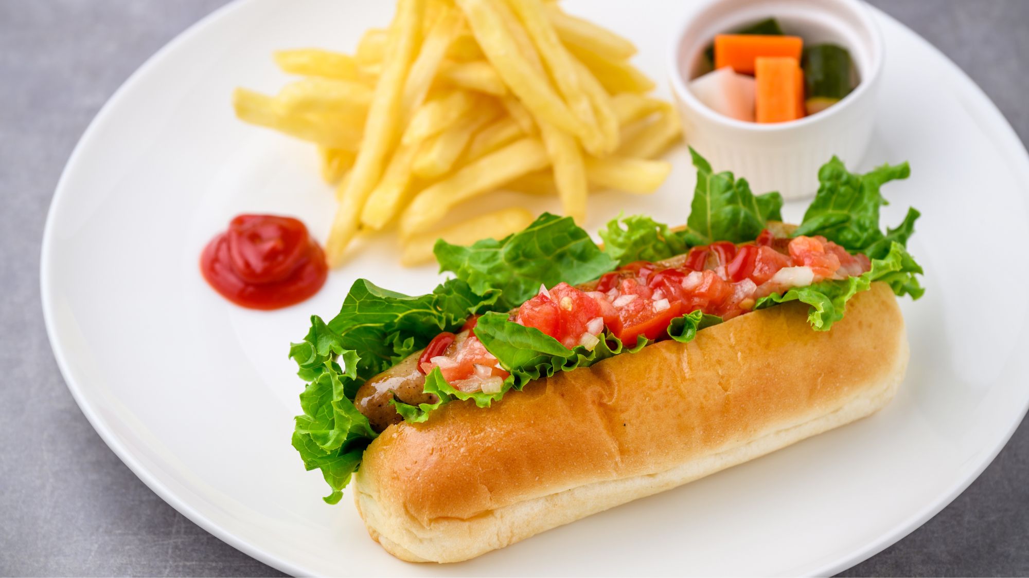 【ラウンジ/LOUNGE CAFE Lit】レタスとジューシーソーセージのホットドッグ。ポテト付きで