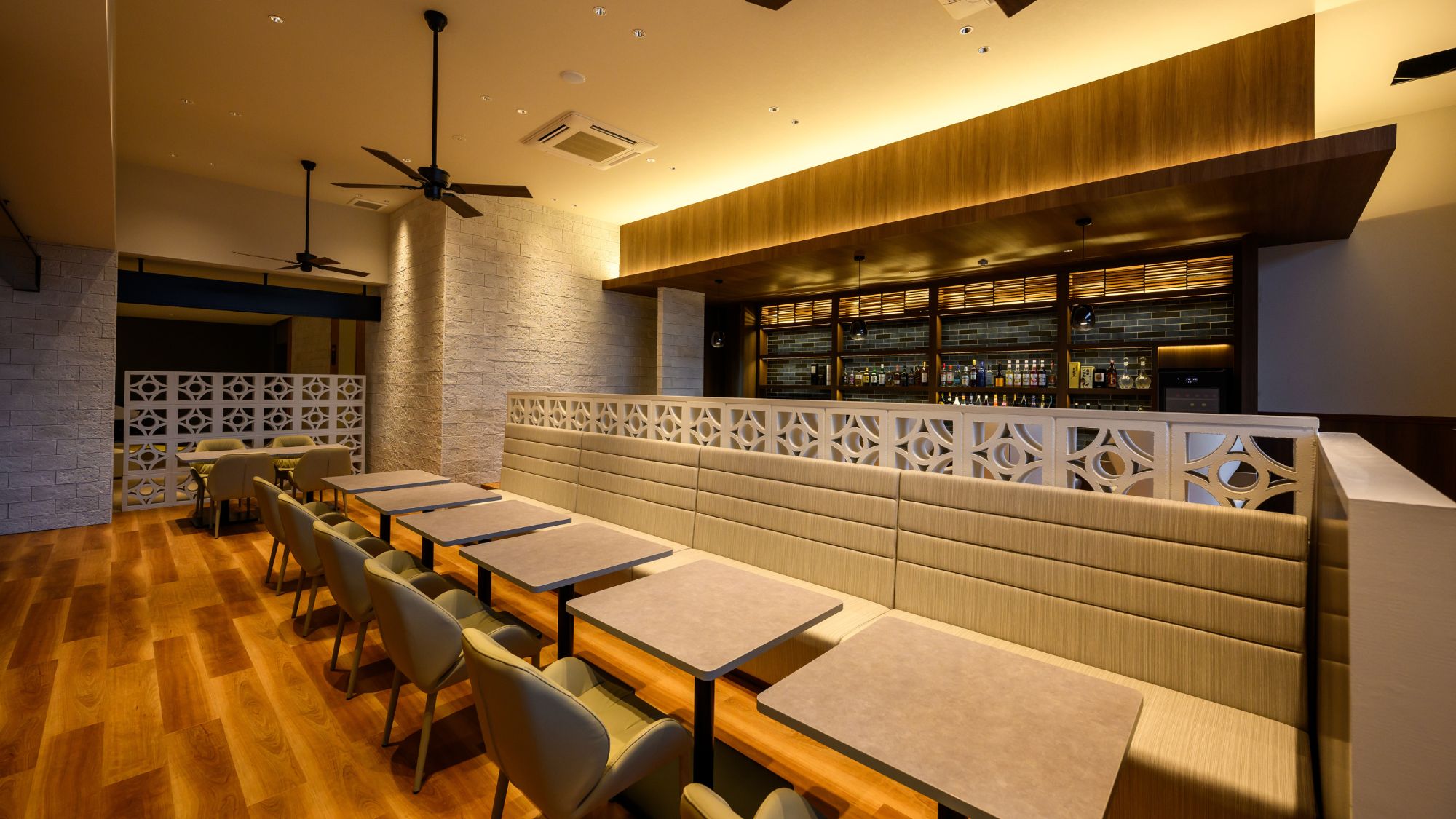 【ラウンジ/LOUNGE CAFE Lit】夜はバーカウンターで豊富なアルコールメニューをご用意。上