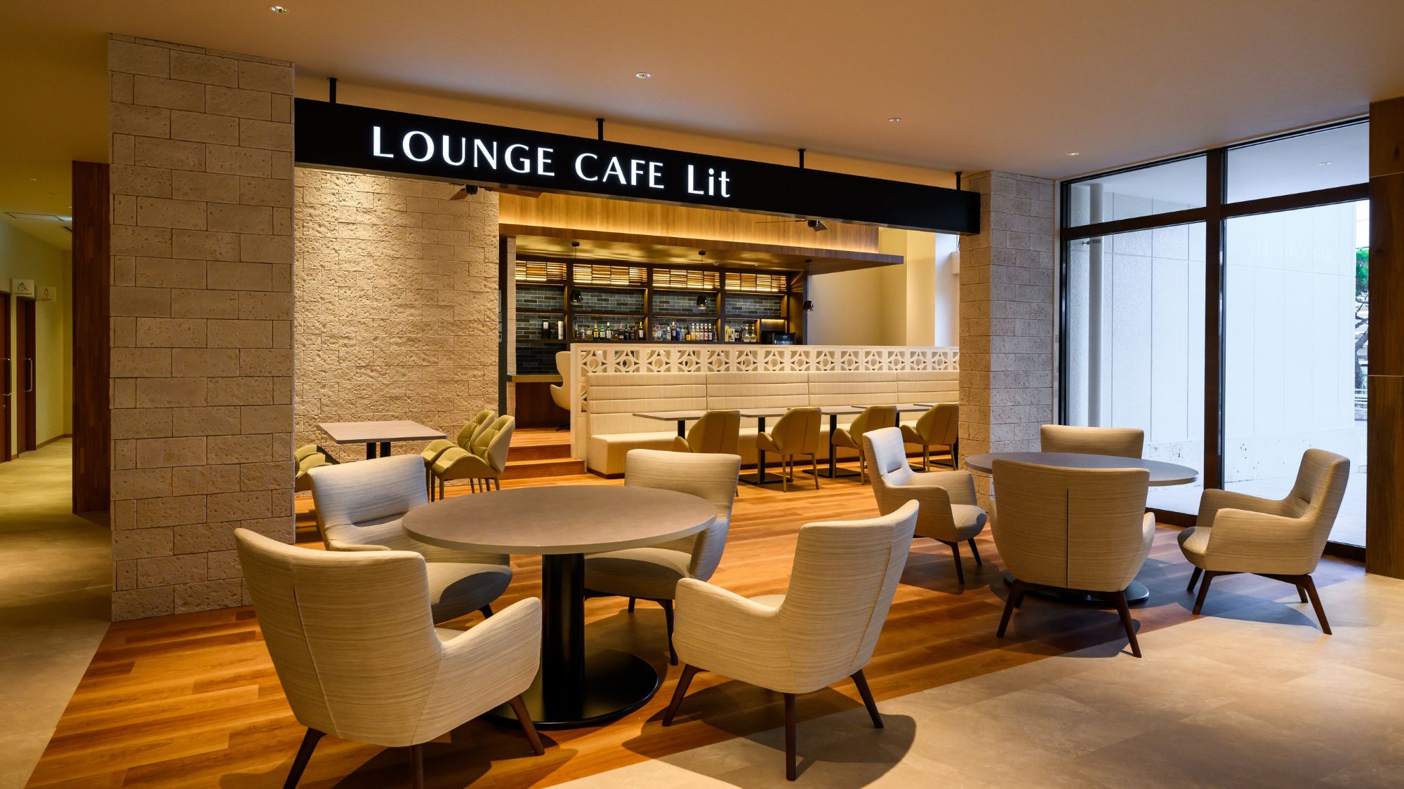 【ラウンジ/LOUNGE CAFE Lit】モダンで落ち着いたデザイン。ゆったりとした時間が流れるホ