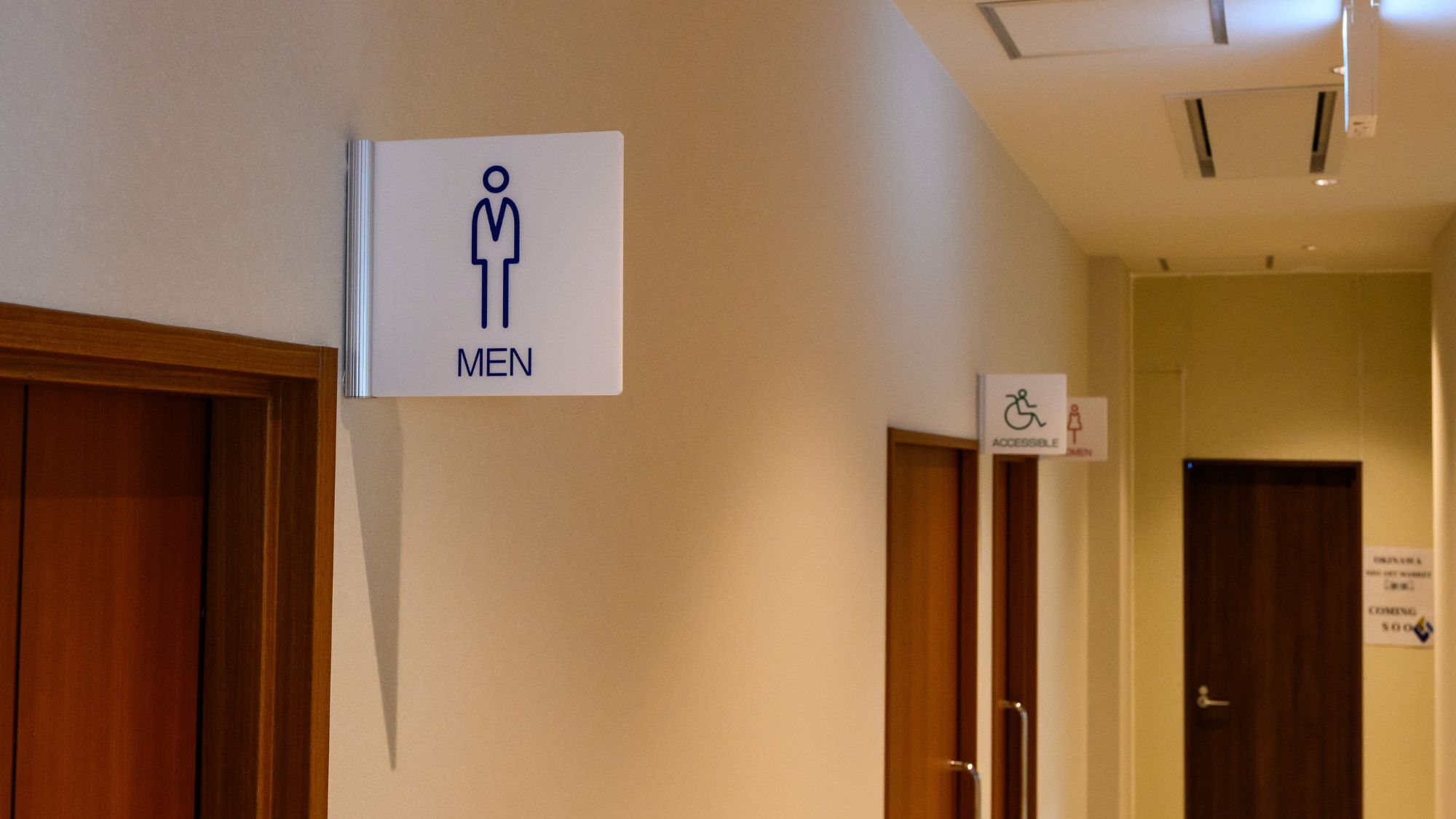 【フロント/ロビー】大浴場やパブリックスペースへの誘導サイン。迷わずスムーズにご案内。