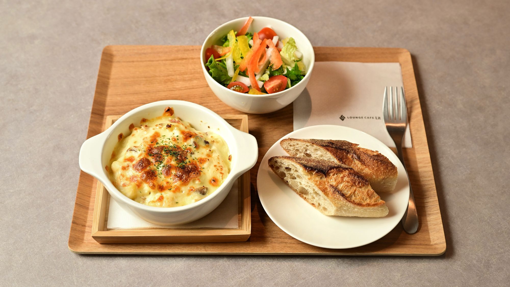 【ラウンジ/LOUNGE CAFE Lit】とろ～りチーズが食欲をそそるグラタン。サラダ・パン付き。