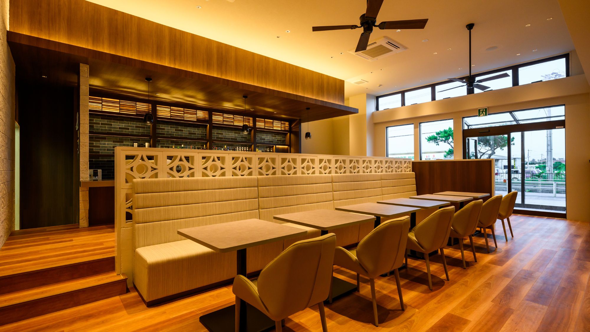 【ラウンジ/LOUNGE CAFE Lit】日中から夜まで利用可能。豊富なブランチやアルコールメニュ