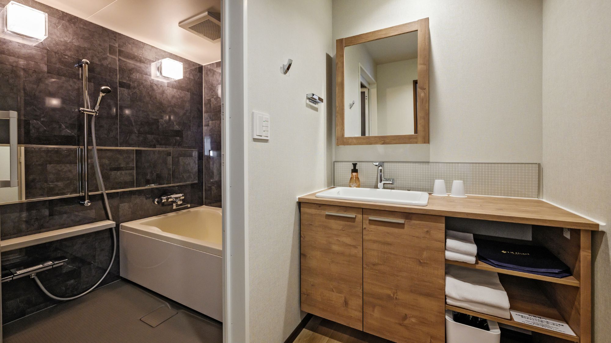 【スーペリアツインルーム42㎡/禁煙】身支度もできる洗面台もございます。