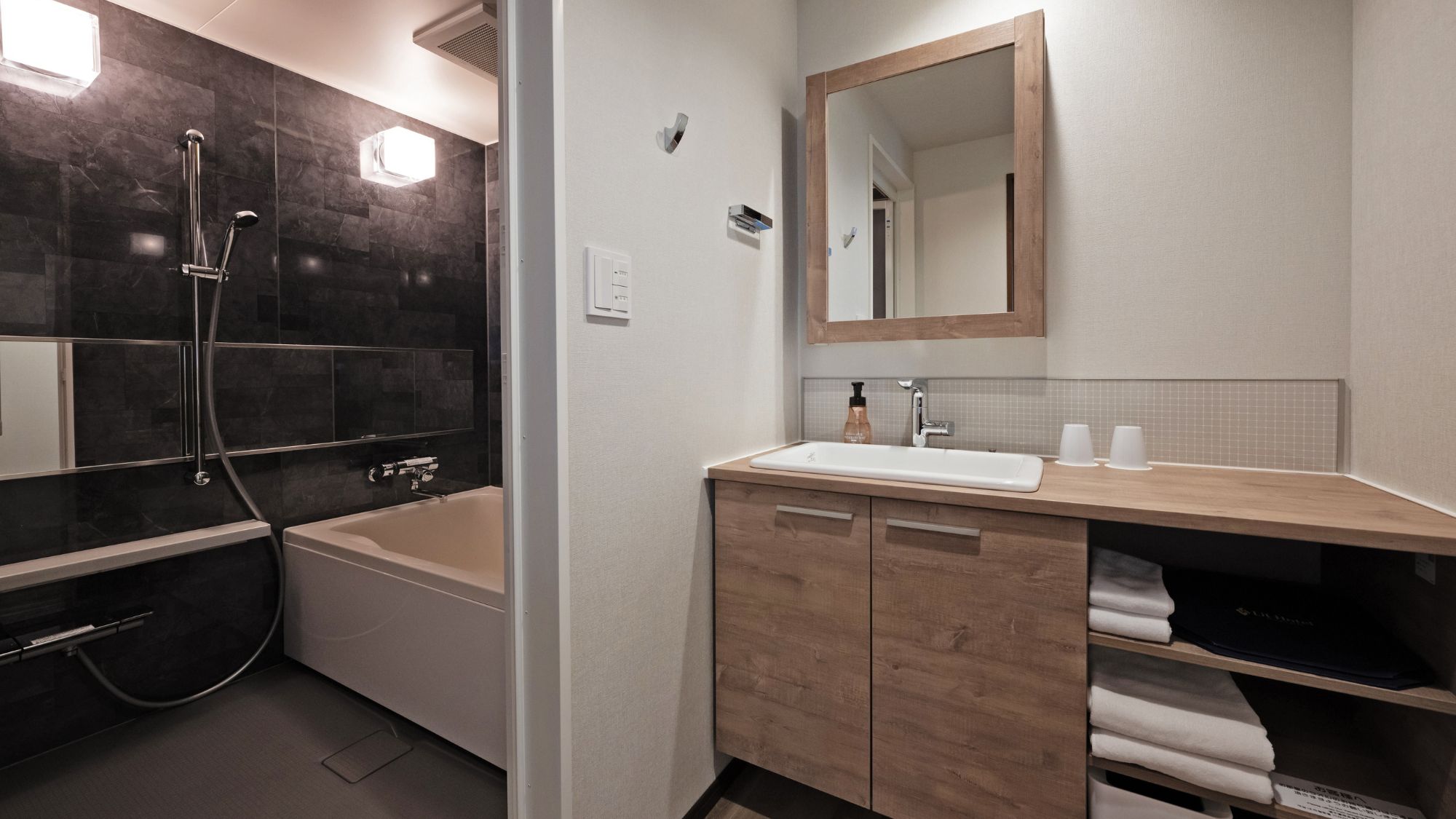 【デラックスツインルーム50㎡/禁煙】 清潔感ある洗面台で朝の身支度も快適。  