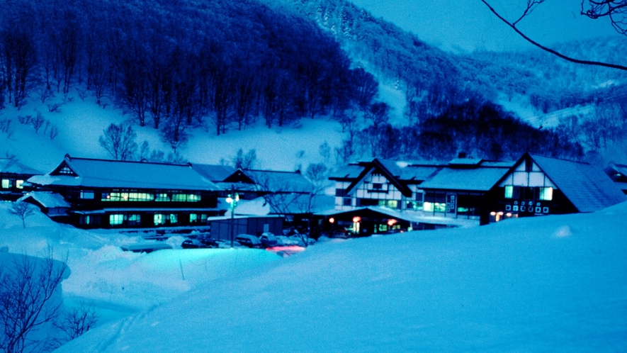 *【酸ヶ湯温泉旅館-外観(夕暮れ)】冬の様子