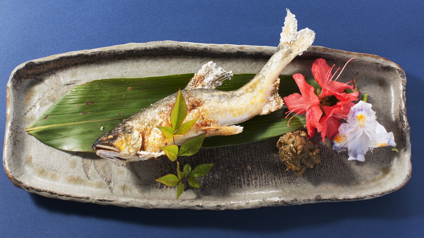 【鮎の塩焼き】清流の女王とも呼ばれるあゆをシンプルに香ばしく焼きあげる。まさに絶品！