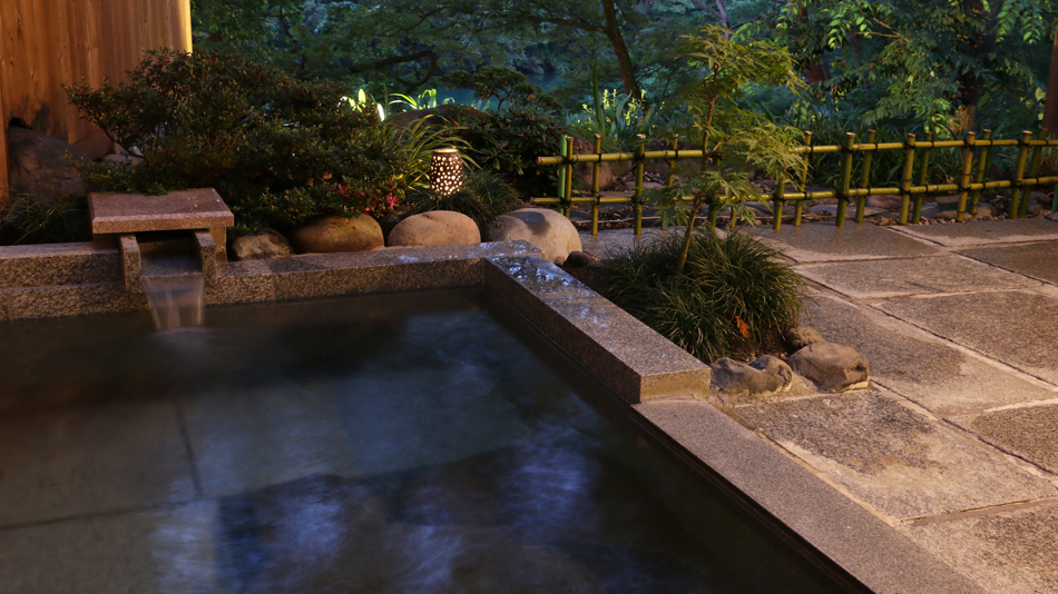 ◆【露天風呂-夜-】ライトアップされる露天風呂