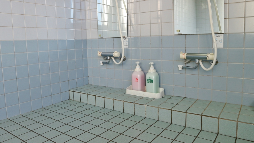 *浴室一例/洗い場。シャワーは2台ございます。