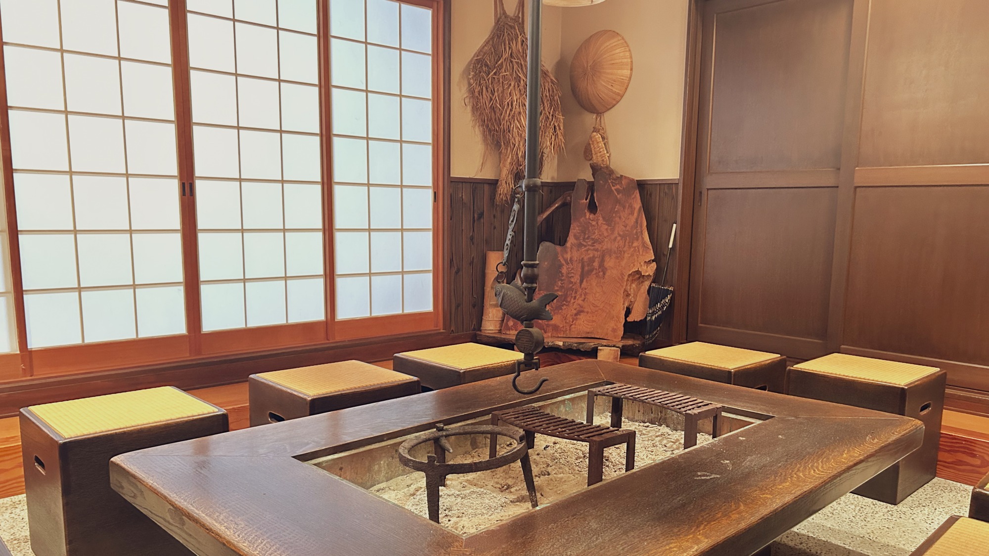 *館内一例／囲炉裏でいただくお食事は、より豊かな風味と趣をお楽しみいただけます。