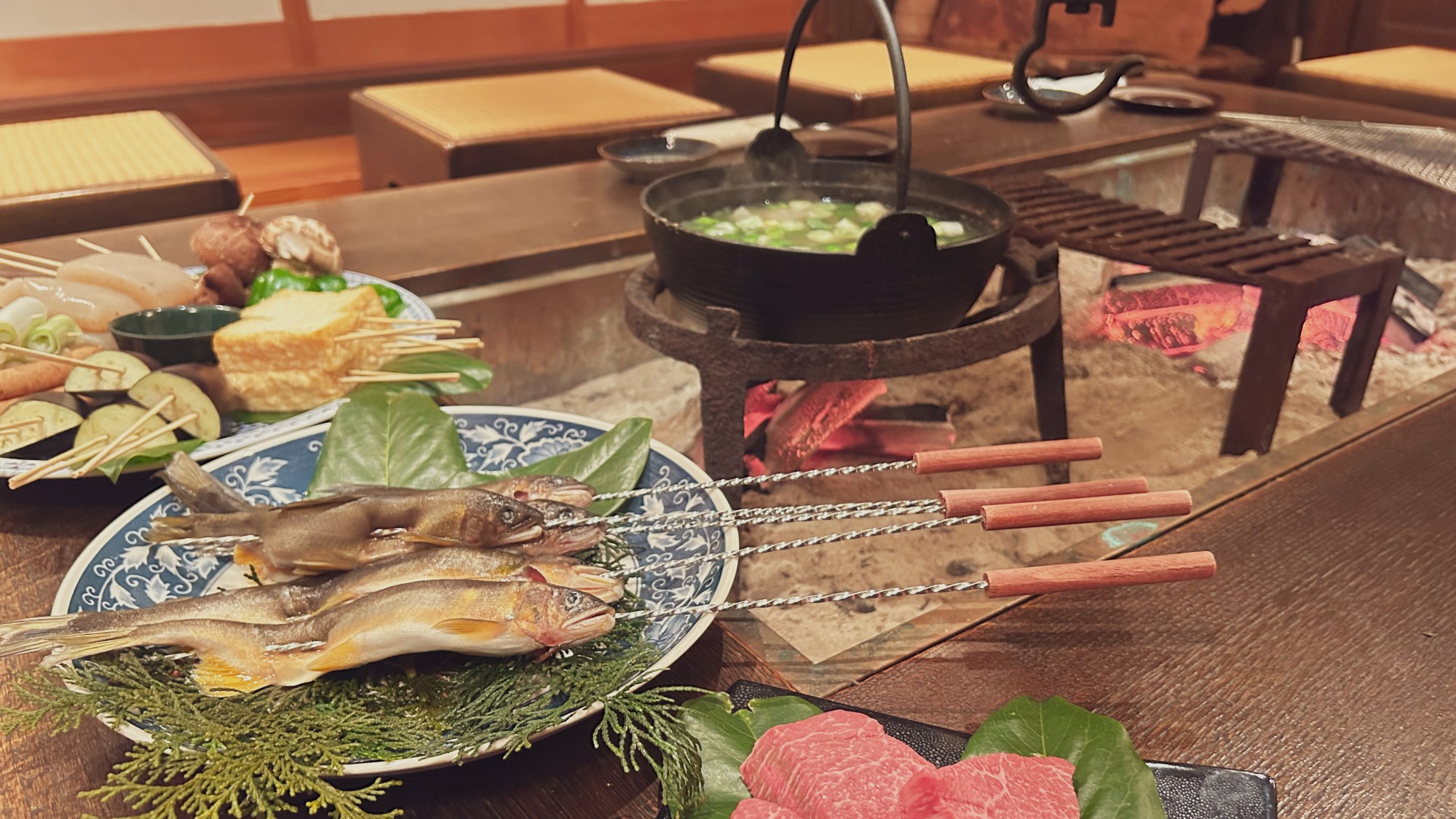 *館内一例／囲炉裏でいただくお食事は、より豊かな風味と趣をお楽しみいただけます。