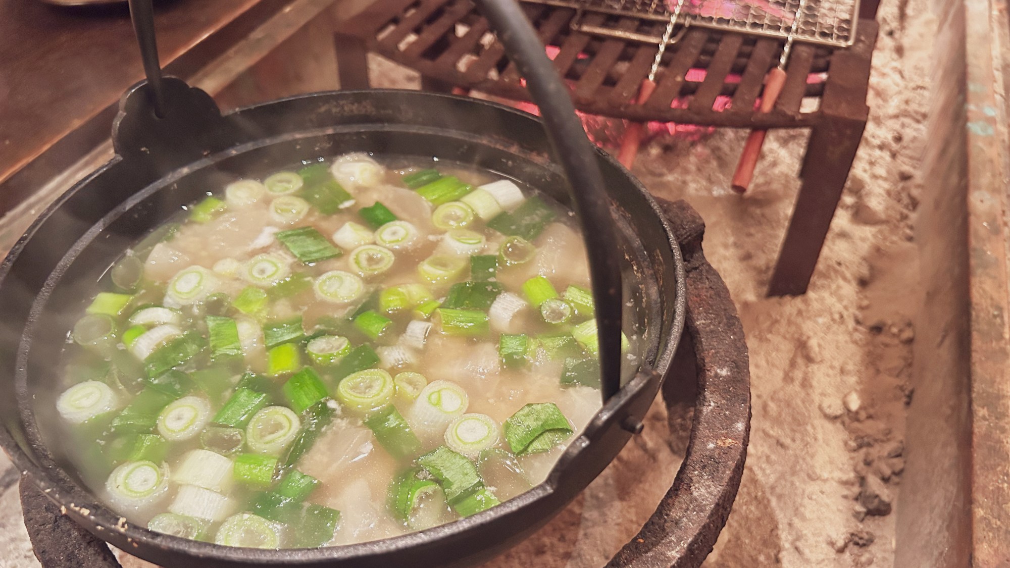 *館内一例／囲炉裏でいただくお食事は、より豊かな風味と趣をお楽しみいただけます。