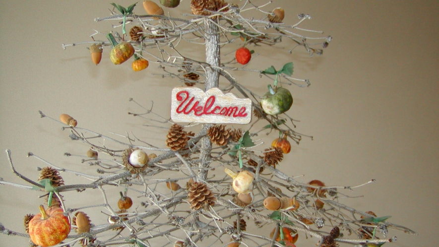 *館内の様子/クリスマスの時期はかわいらしいツリーがお出迎えします！