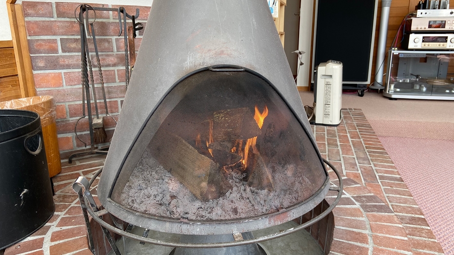 *暖炉/落ち着いた雰囲気の暖炉。炎のゆらぎを眺めながら、ゆったりとした時間をお過ごしください