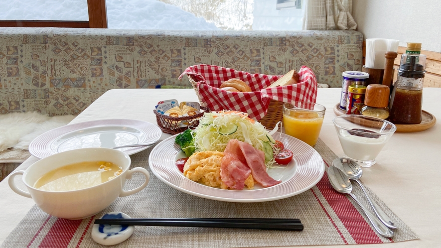 *朝食（洋食又は和食）/連泊のお客様には和食と洋食を交互にご用意いたします！