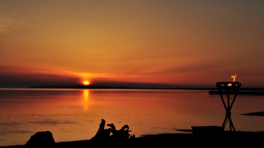 【サロマ湖の夕日（春～秋）】夕景の素晴らしさが胸を打つ。何もない潔さ、何もしない贅沢な時間。