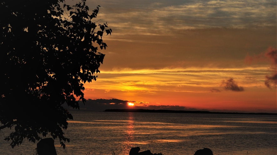 【サロマ湖の夕日（春～秋）】当館から眺める黄昏の風景はまさに絶景です！