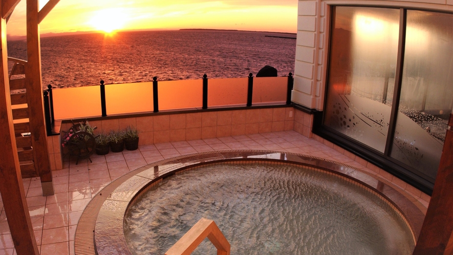 【2F北欧風大浴場】眺望自慢の2階大浴場の露天風呂。夕刻には美しい夕景色が広がります。
