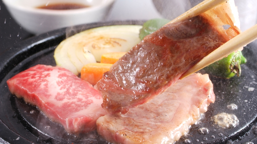 「但馬牛」は見事なサシ、柔らかな食感、香ばしい香り、肉本来のおいしさが楽しめます。