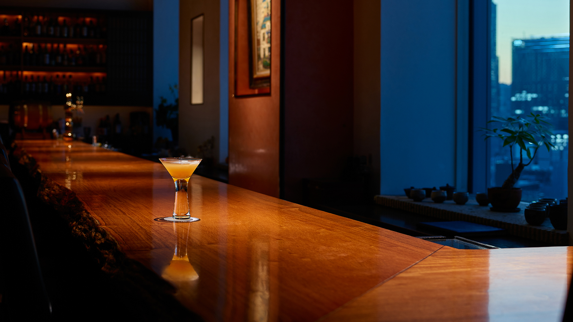 【バー店内】昼はラウンジ、夜はバーとして銀座の街を一望いただけます