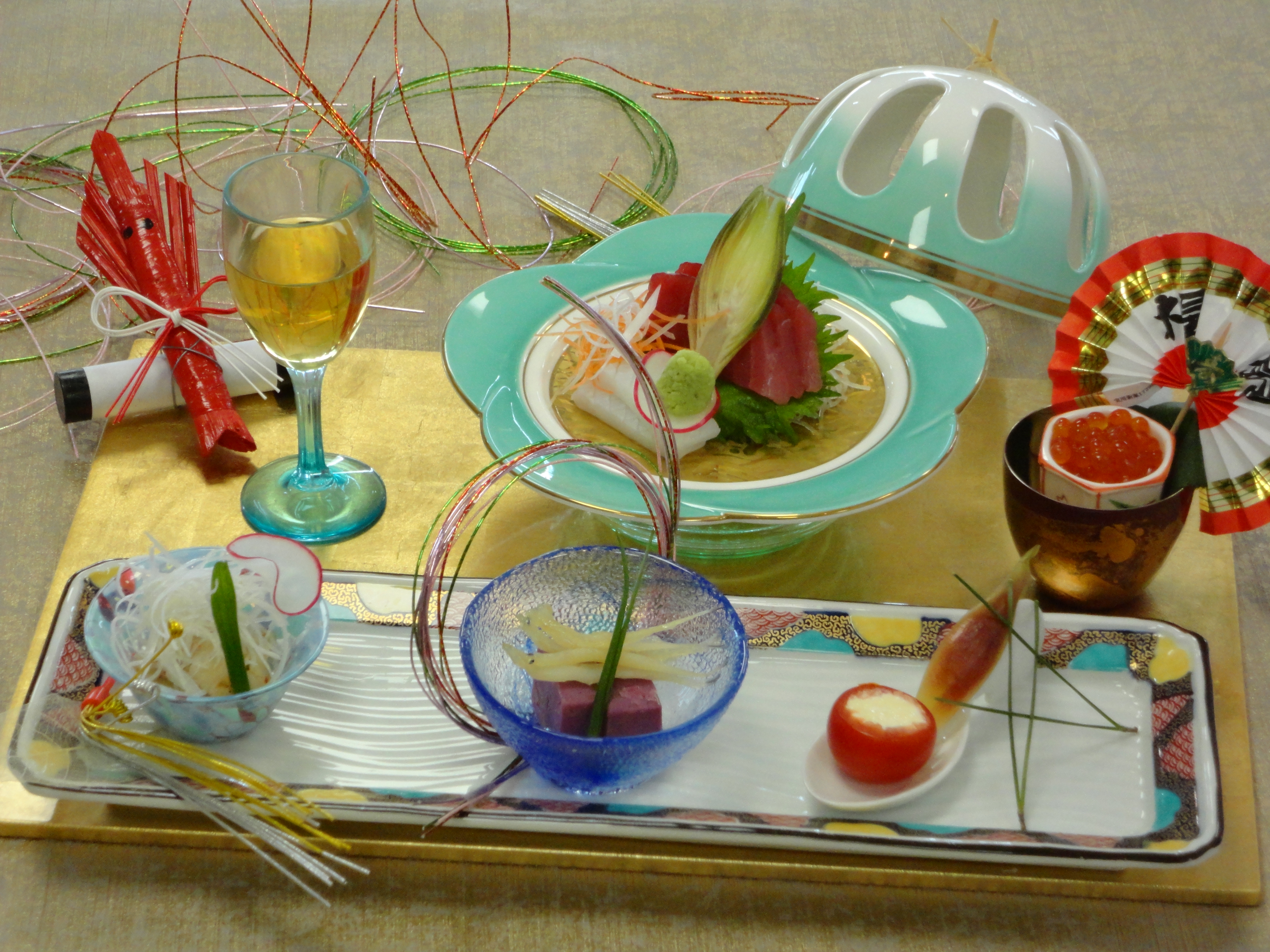 祝い船のサービス お祝い行事の場合　宿泊日から向こう1か月までに、　祝い日が来る未来の場合 　通常の盛付の船盛を　祝い用の船盛に変更させて頂きます 　但し別途付く訳ではございません。又すでに過去の日は対象外です お子様は対象外となります。事前御予約が必要となります。  