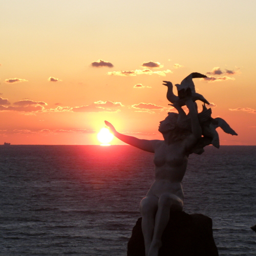 潮騒の像と夕陽