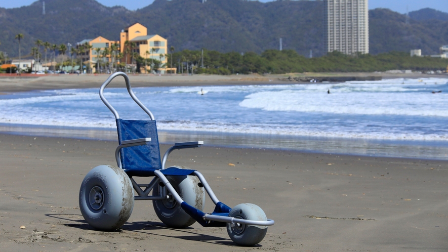 砂浜用の車いすの貸し出しがございます。