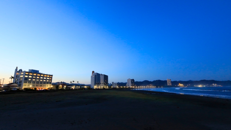 夕刻の海岸沿い。